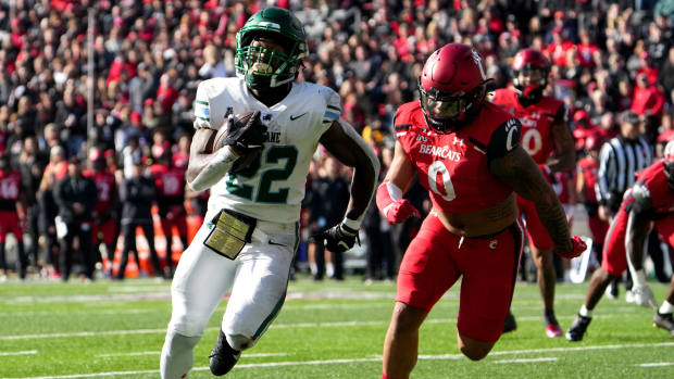 Tulane Green Wave running back Tyjae Spears (22) beats Cincinnati Bearcats linebacker Ivan Pace Jr. (0) on a touchdown run in the second quarter during a college football game, Friday, Nov. 25, 2022, at Nippert Stadium in Cincinnati. Ncaaf Tulane Green Wave At Cincinnati Bearcats Nov 25 0162